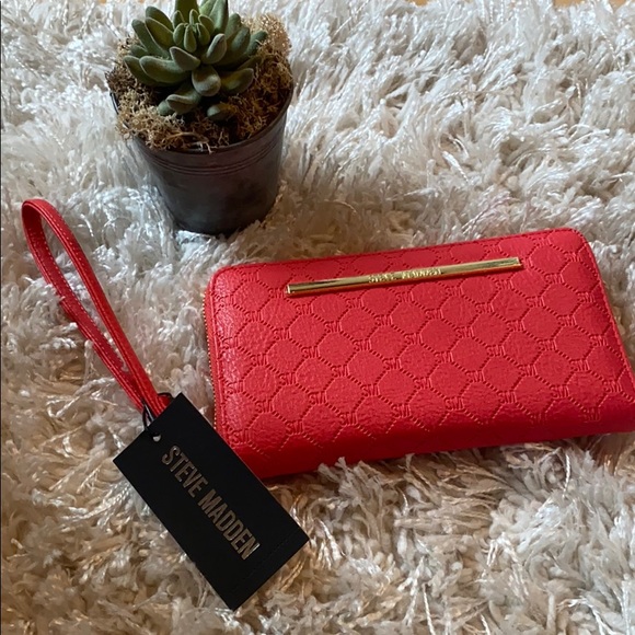 Steve Madden Handbags - Steve Madden coral wristlet/Wallet - NWT
